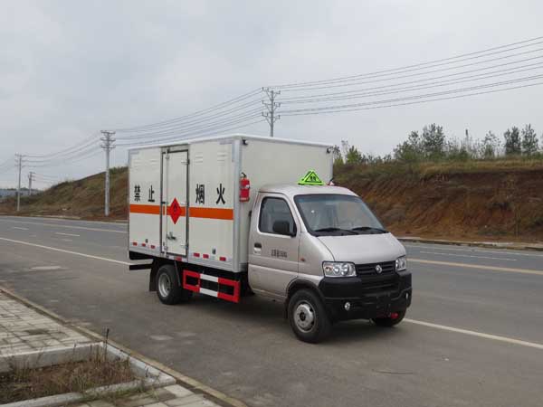 東風(fēng)小型易燃液體廂式運(yùn)輸車(chē)